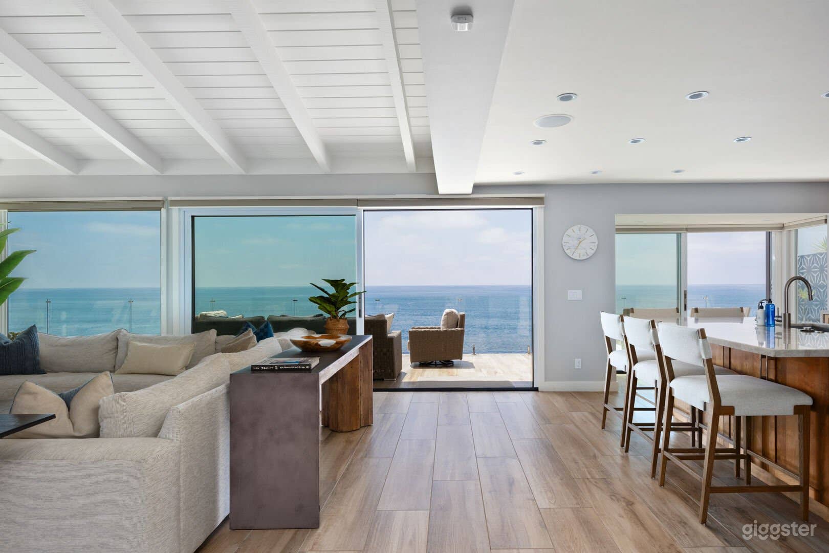 Oceanfront Bluff Home with Panoramic Pacific Views Photo 3