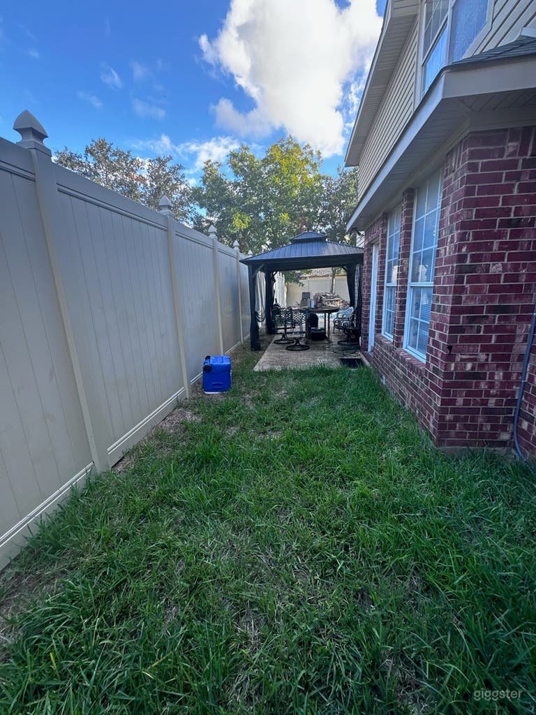  Retro Vibes: Poolside Escape 