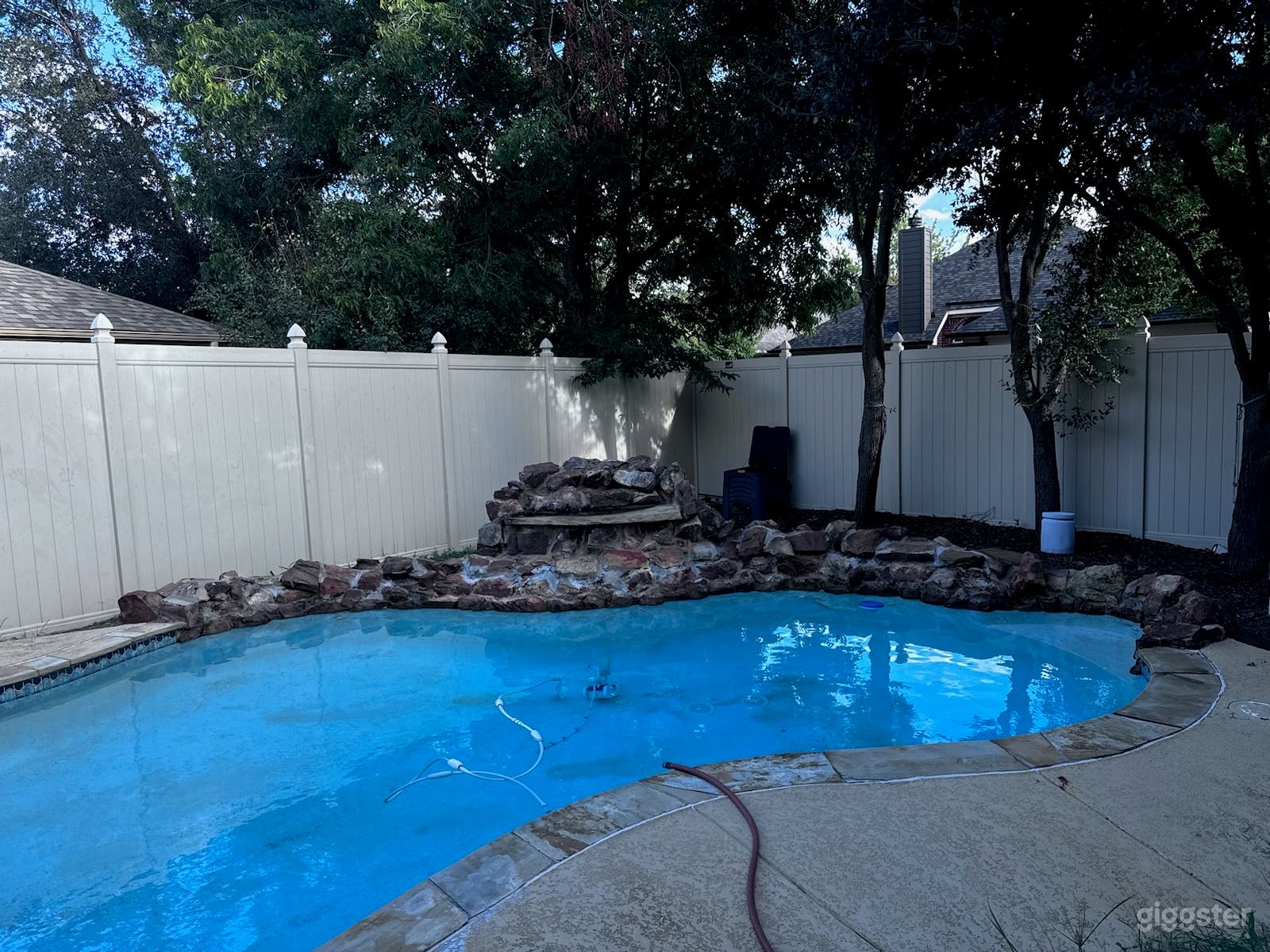 Retro Vibes: Poolside Escape Photo 1