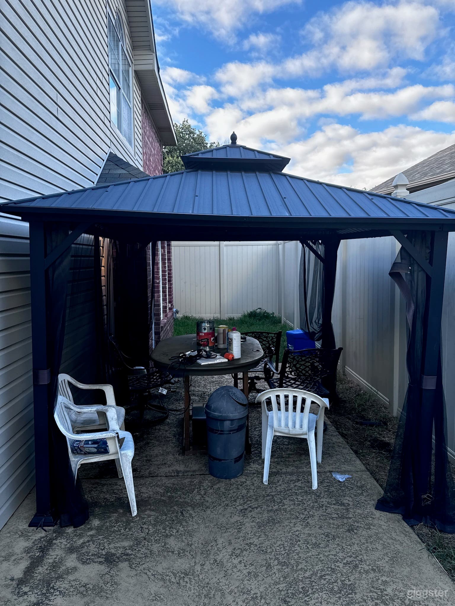 Retro Vibes: Poolside Escape Photo 4