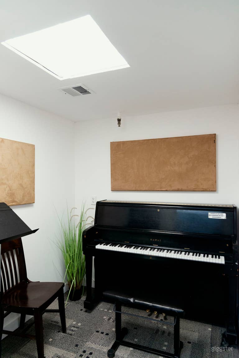  Upright Piano Room in Midtown - Affordable Rates! 