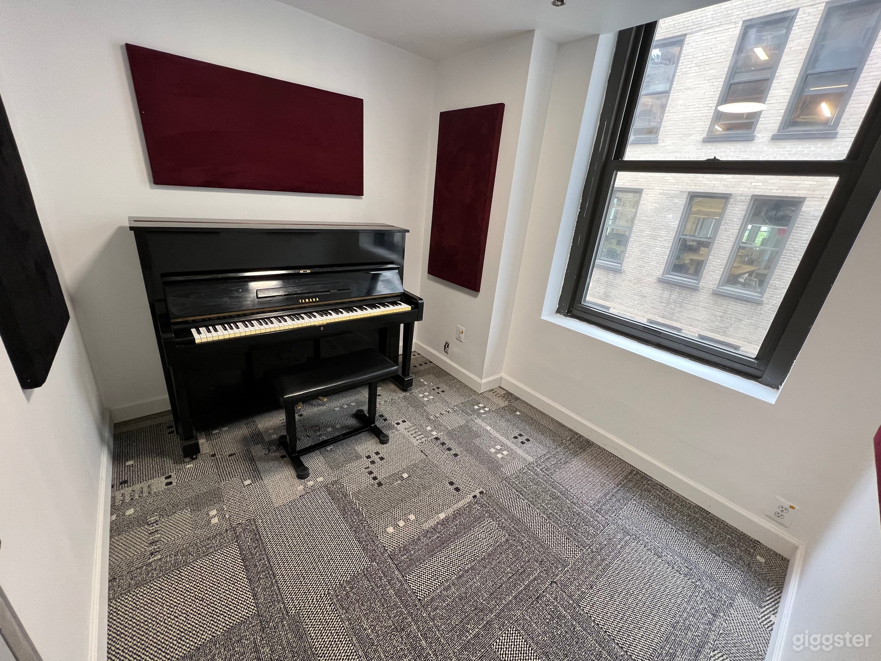 Upright Piano Room in Midtown - Affordable Rates! Photo 1