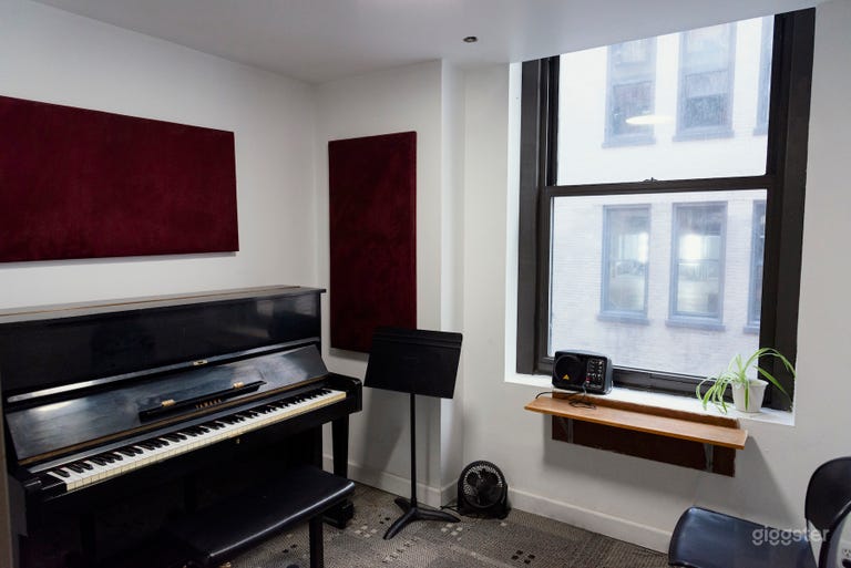  Upright Piano Room in Midtown - Affordable Rates! 