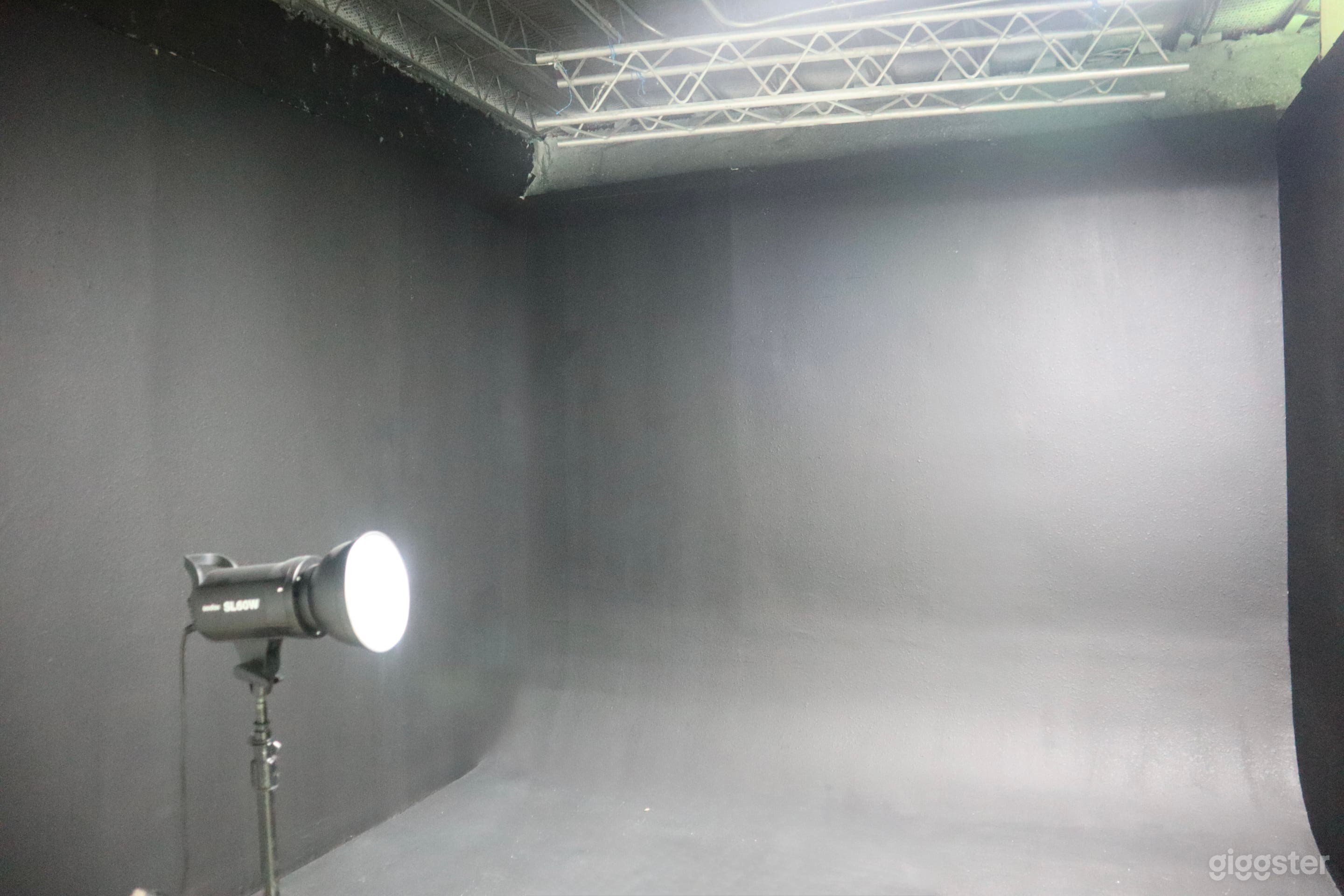 The Tech studio, Green Screen, Black screen seemless cyclor Photo 1