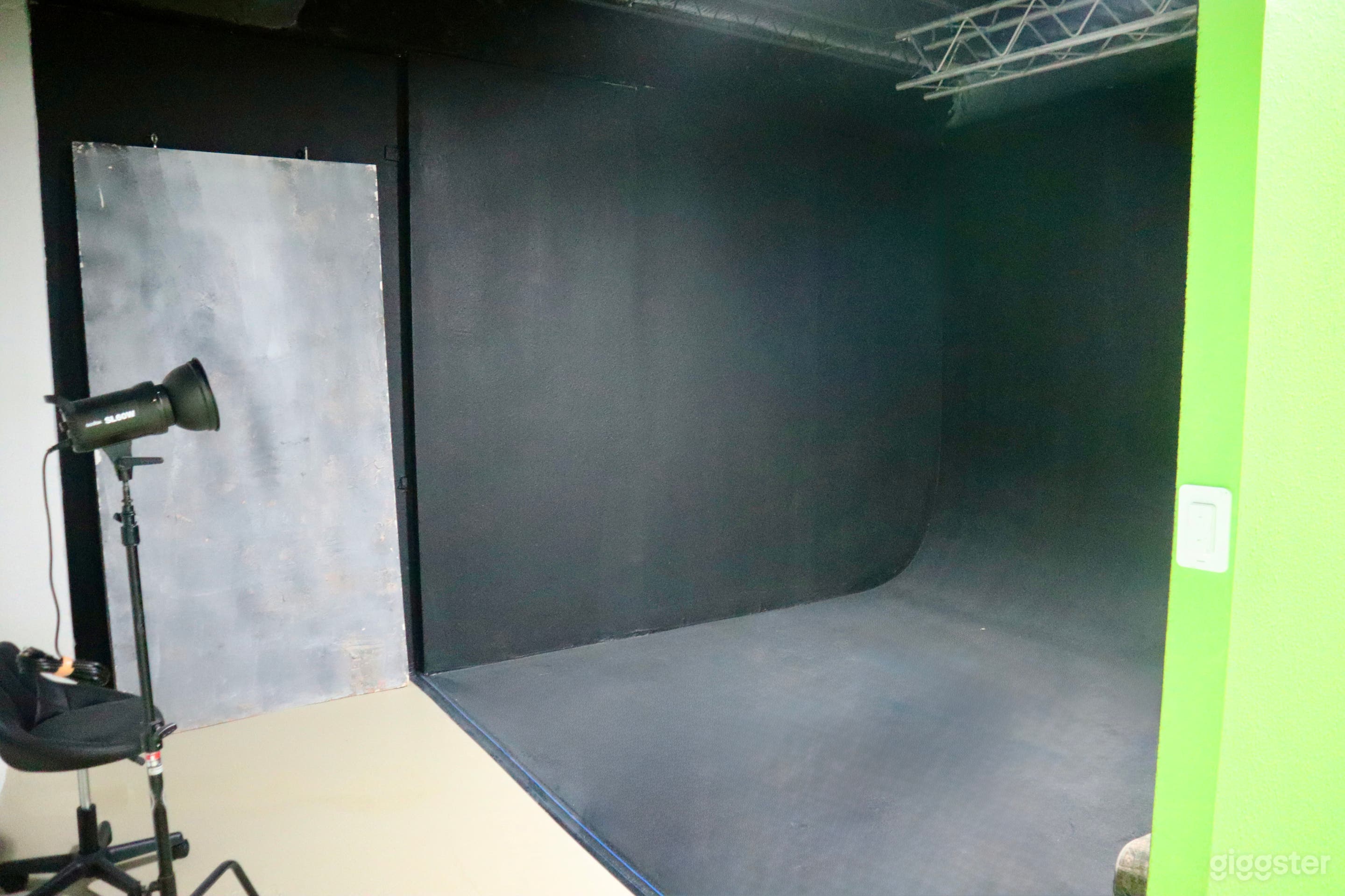 The Tech studio, Green Screen, Black screen seemless cyclor Photo 2