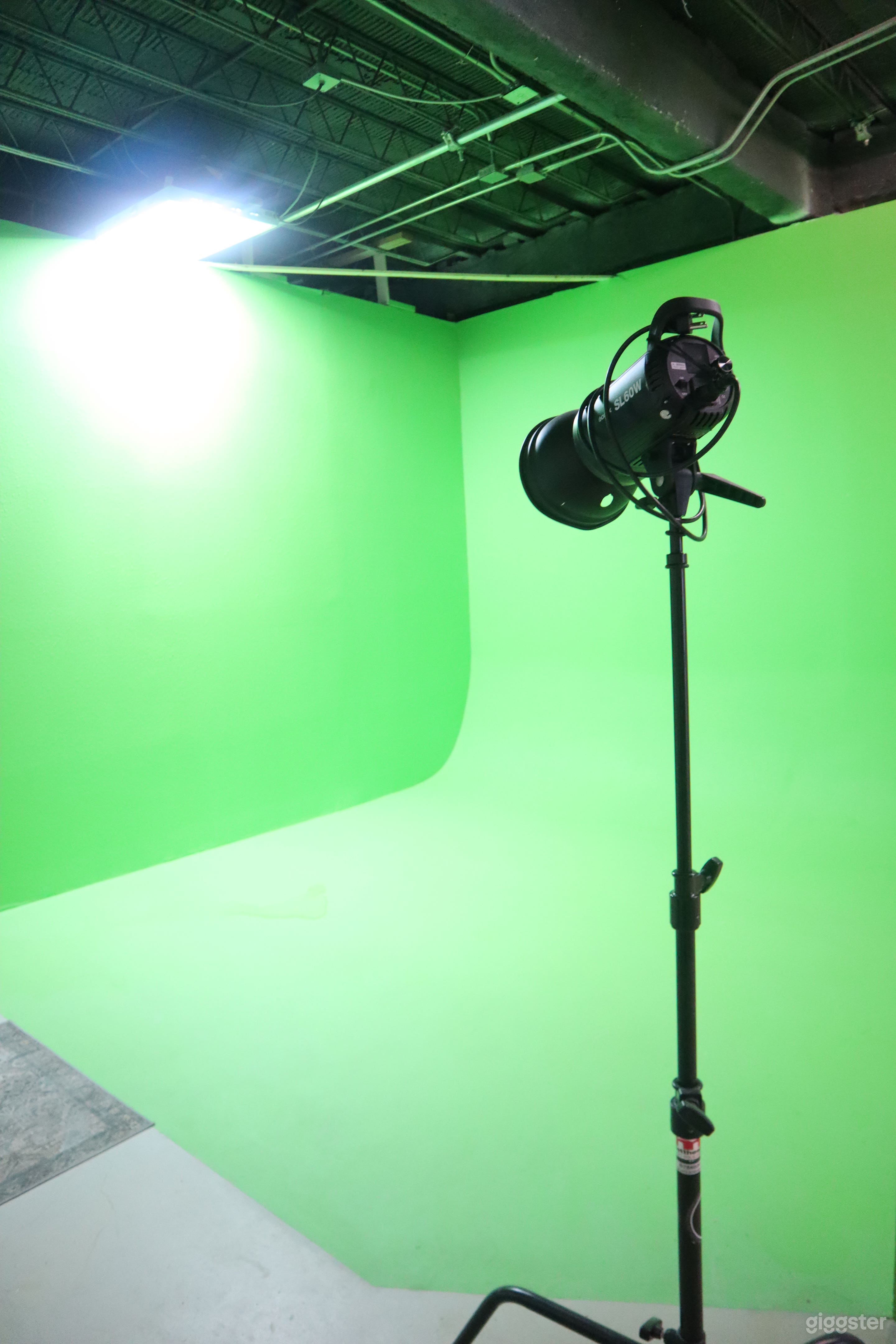 The Tech studio, Green Screen, Black screen seemless cyclor Photo 3