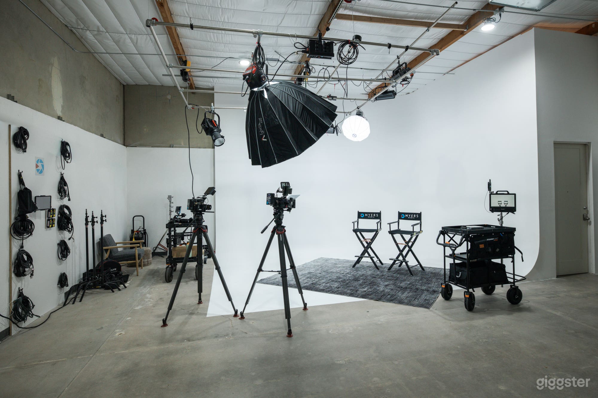 Pre-Lit White Cyc Studio with 12x12 motorized lighting grid Photo 1