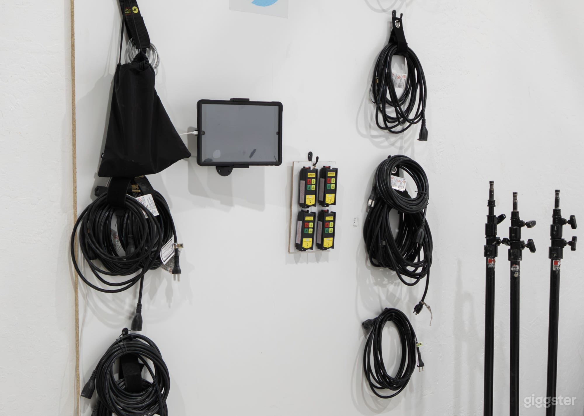 Pre-Lit White Cyc Studio with 12x12 motorized lighting grid Photo 3