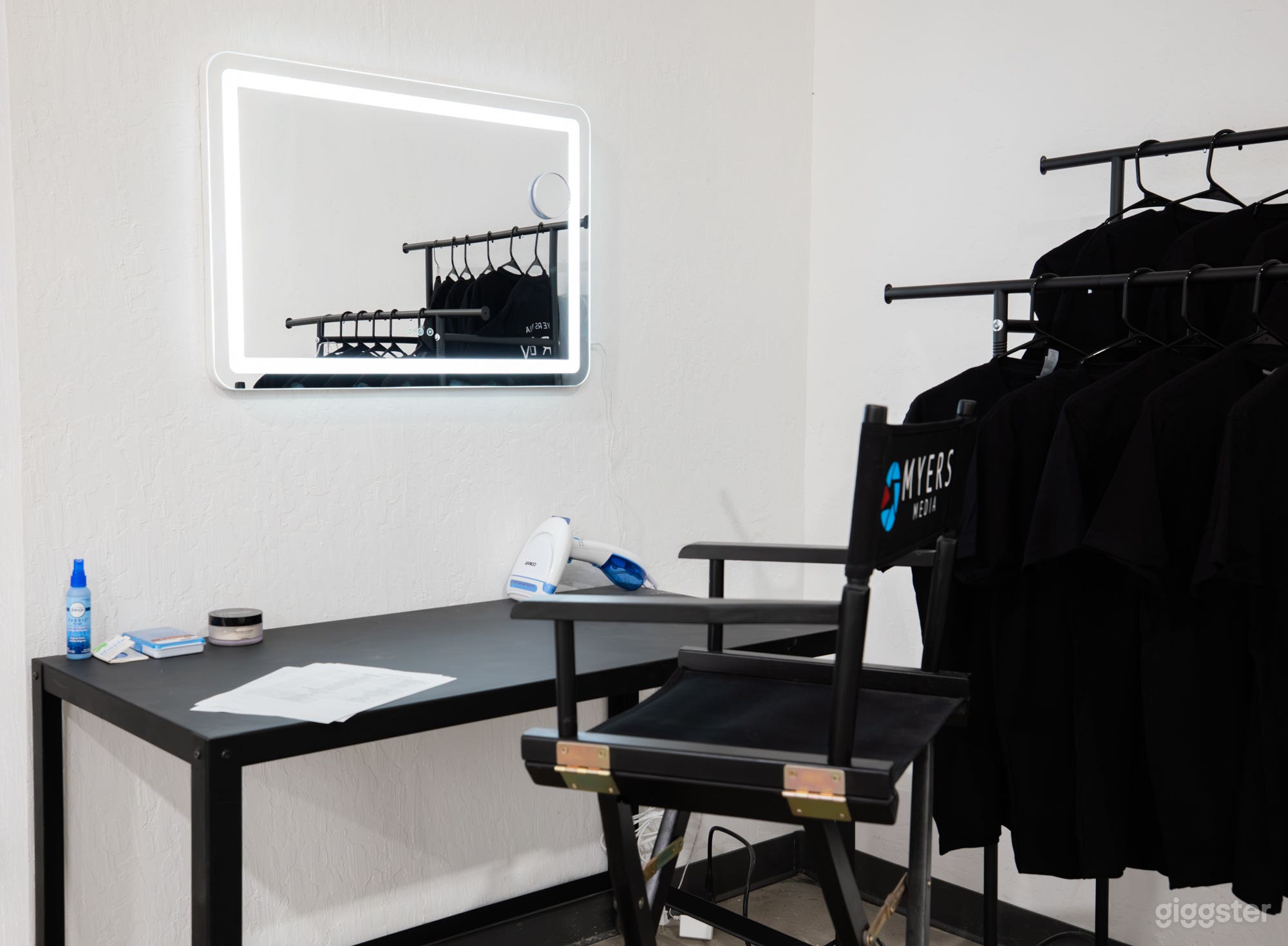 Pre-Lit White Cyc Studio with 12x12 motorized lighting grid Photo 2