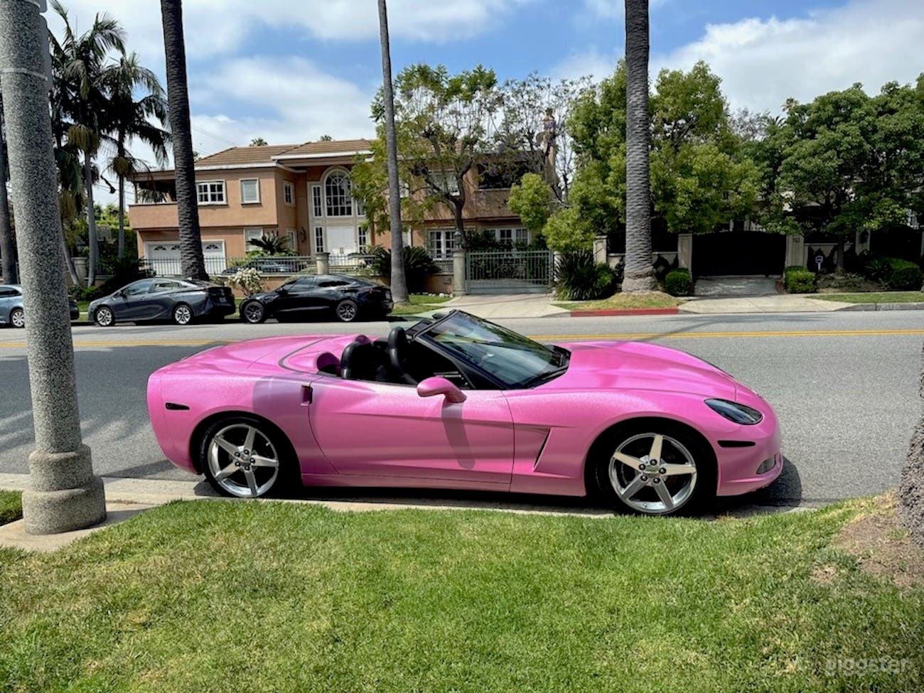  **BARBIE PINK CORVETTE** Photo 3