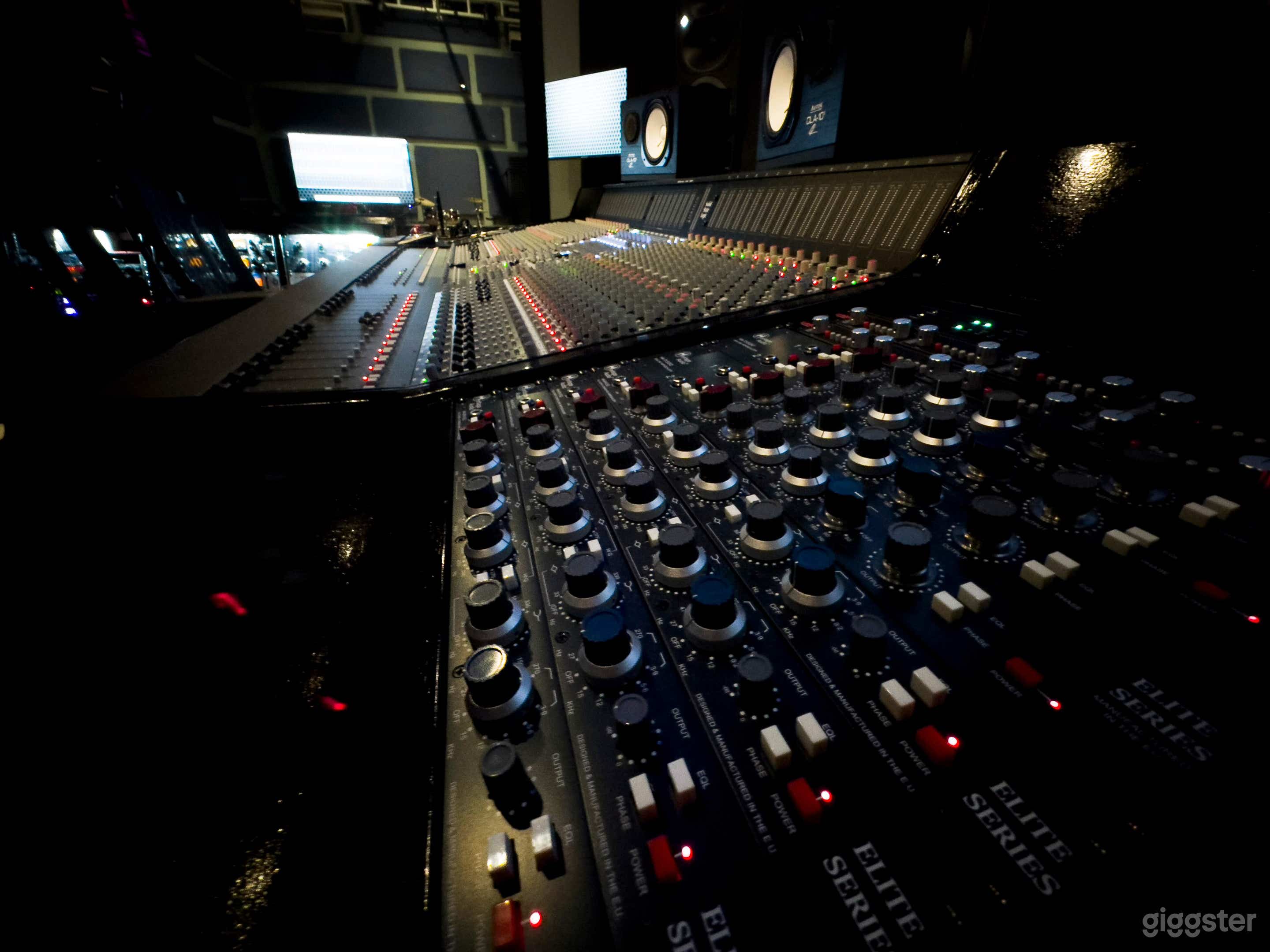 Immersive Analog Recording: Capture up to 32 analog audio tracks simultaneously, sculpting your sound with immediate access to analog outboard gear.