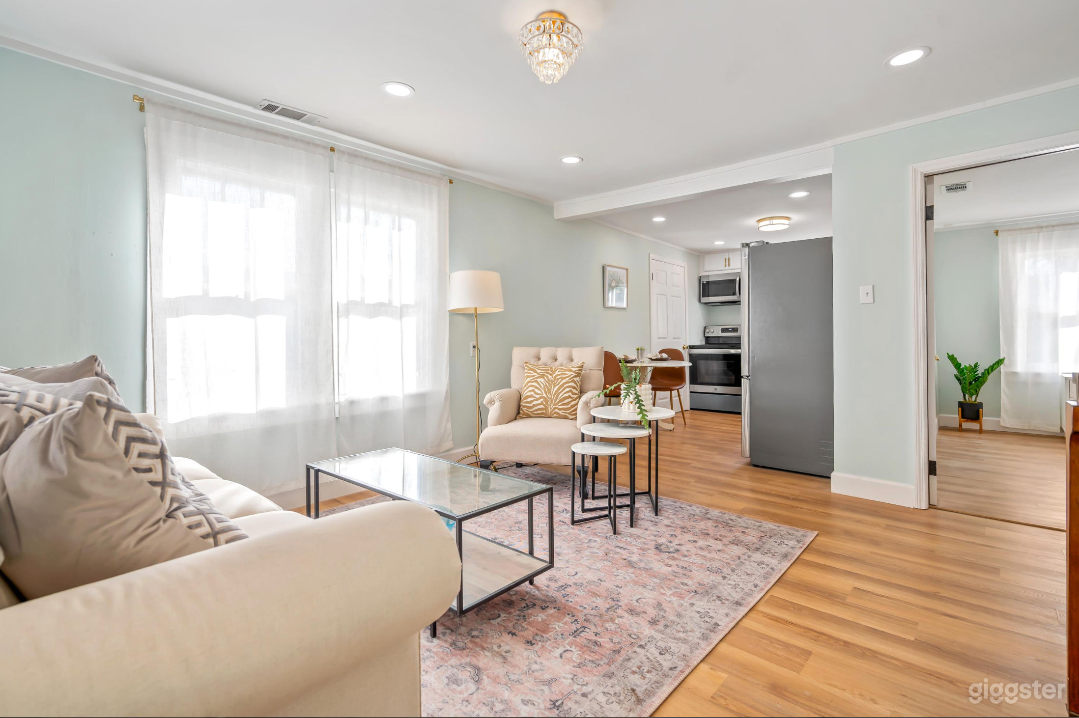 Charming Savannah 2BR | Pet Friendly + Games Photo 3