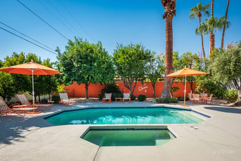  Bright Mid-Century Pool House in Palm Desert 