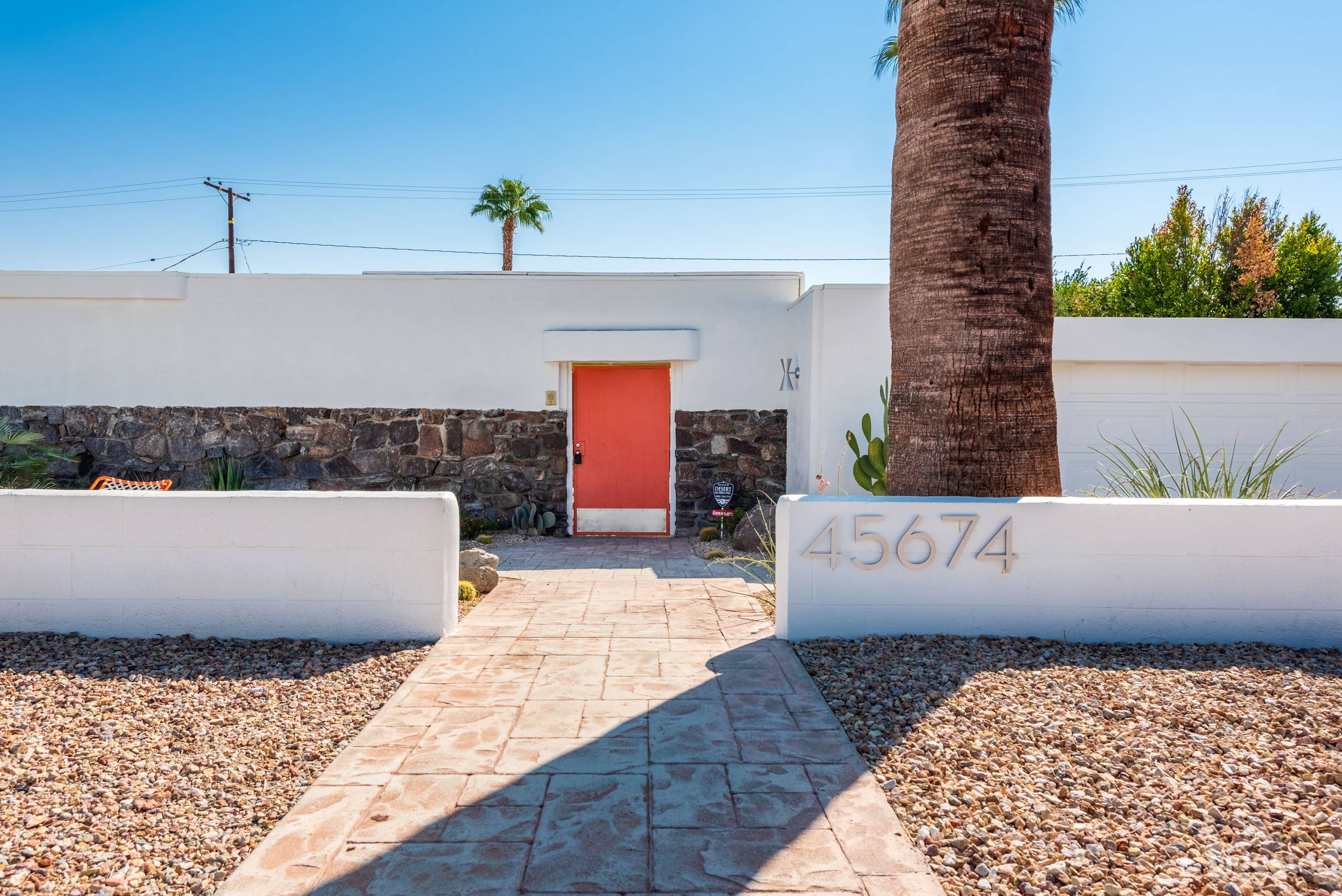 Bright Mid-Century Pool House in Palm Desert Photo 1