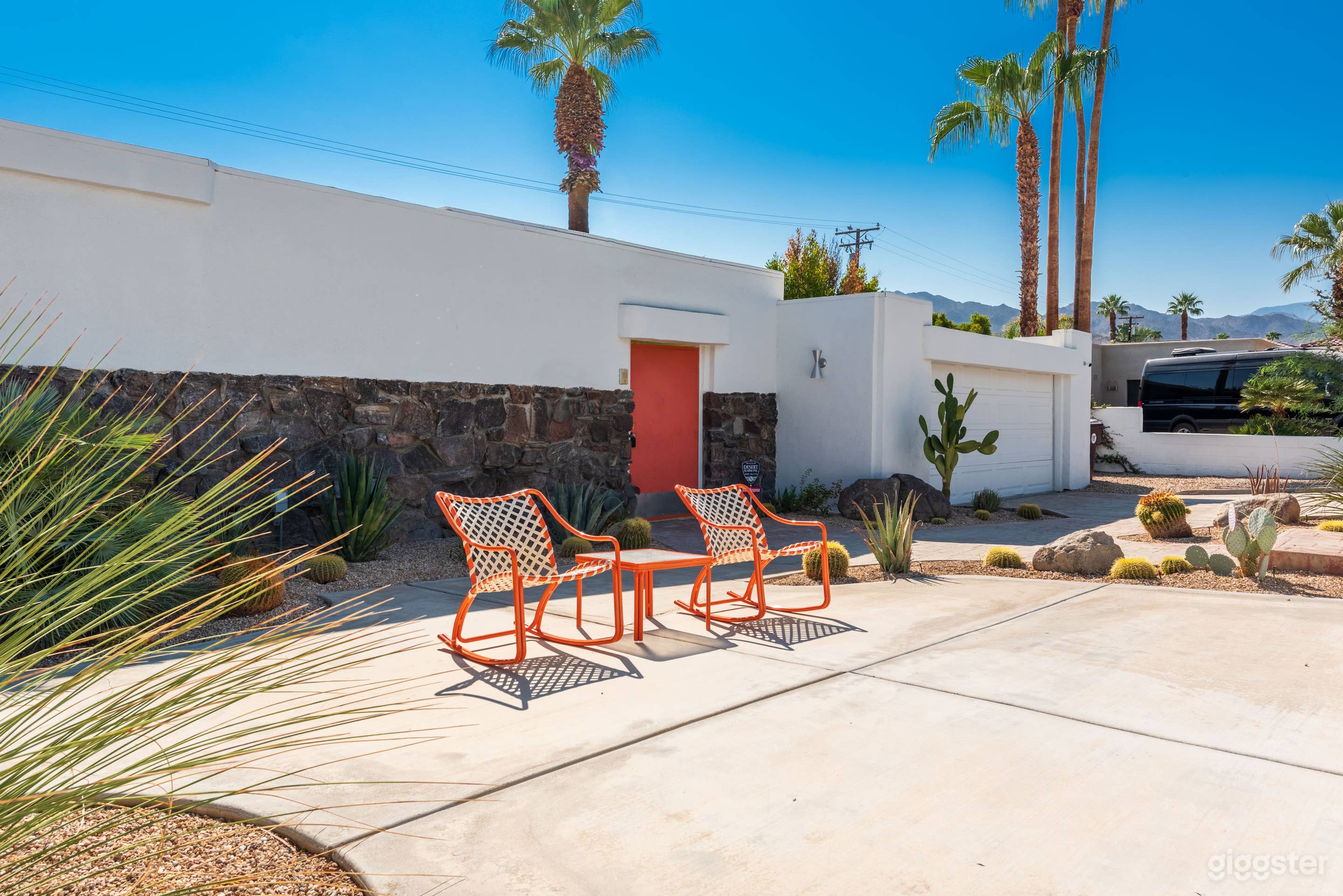 Bright Mid-Century Pool House in Palm Desert Photo 2