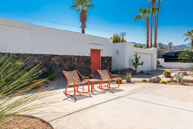  Bright Mid-Century Pool House in Palm Desert 