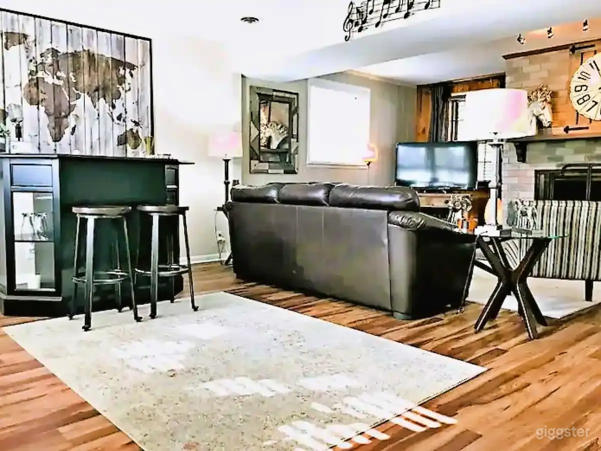 Bar area adjacent to the living room, great for get togethers! 