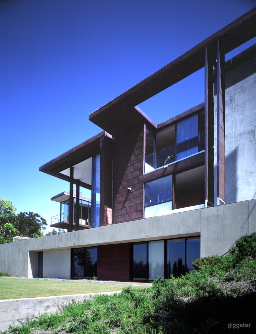 Contemporary Mansion up the Hills Photo 4