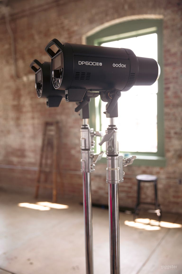  Fully Equipped NYC-style Loft Photo Studio in Down 