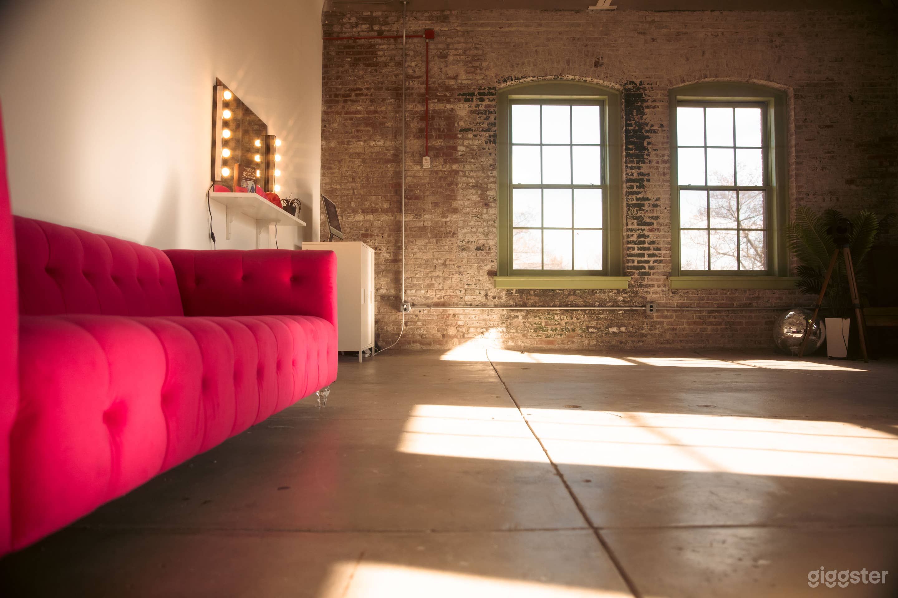 Fully Equipped NYC-style Loft Photo Studio in Down Photo 2