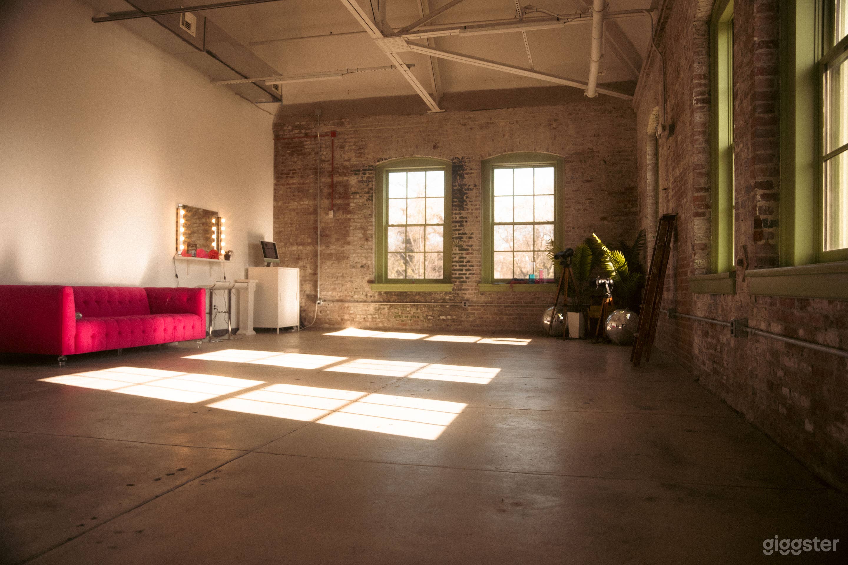 Fully Equipped NYC-style Loft Photo Studio in Down Photo 1