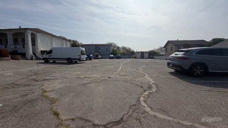  Huge Private parking lot for filming 