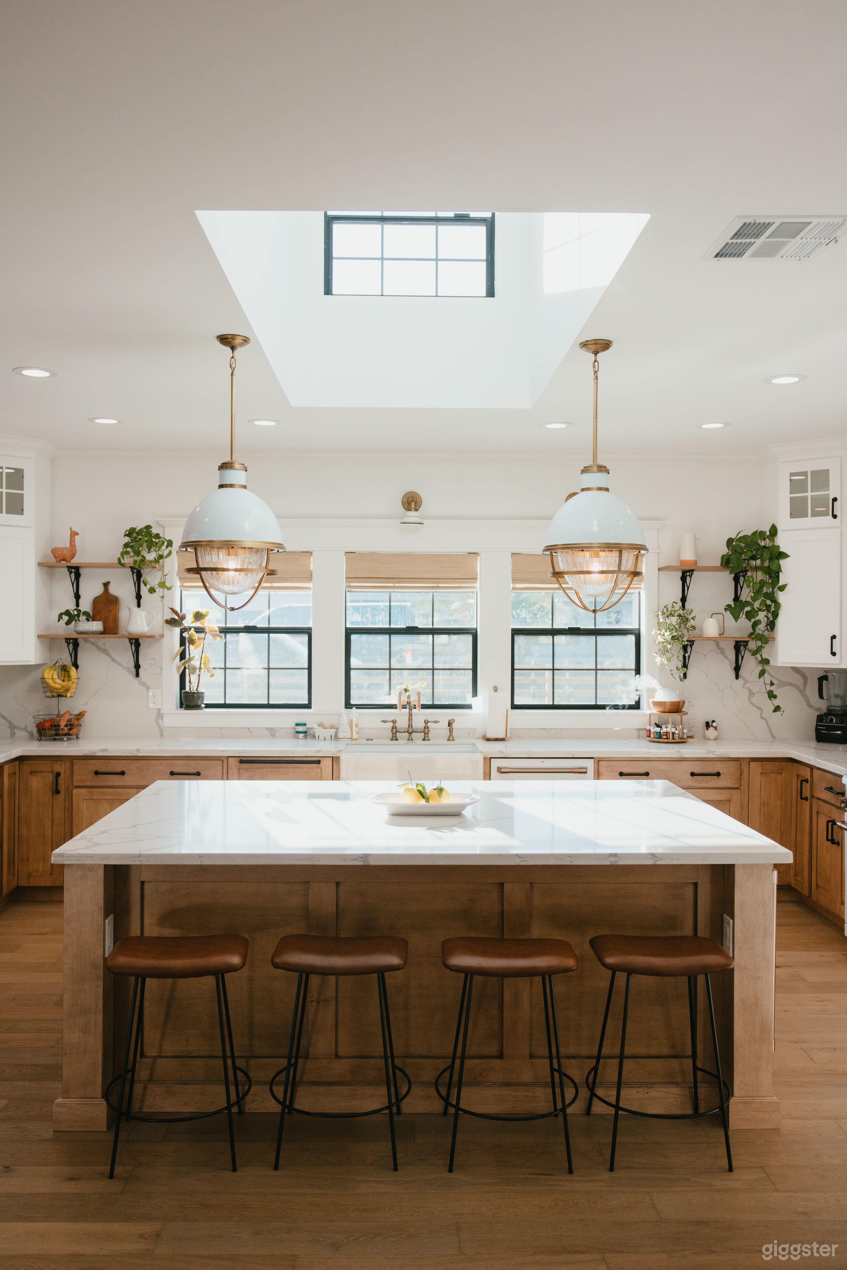 Arcadia Ranch: Natural light+ beamed ceilings Photo 1