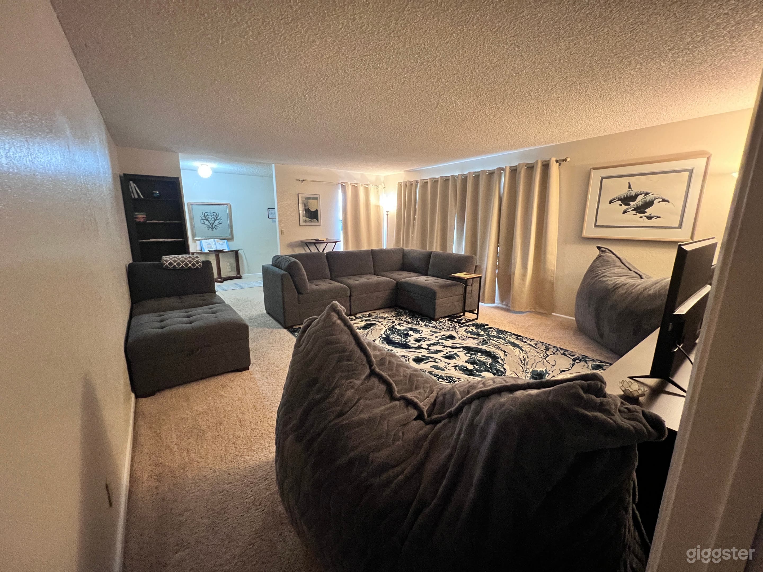 Living Room, furniture can be reconfigured