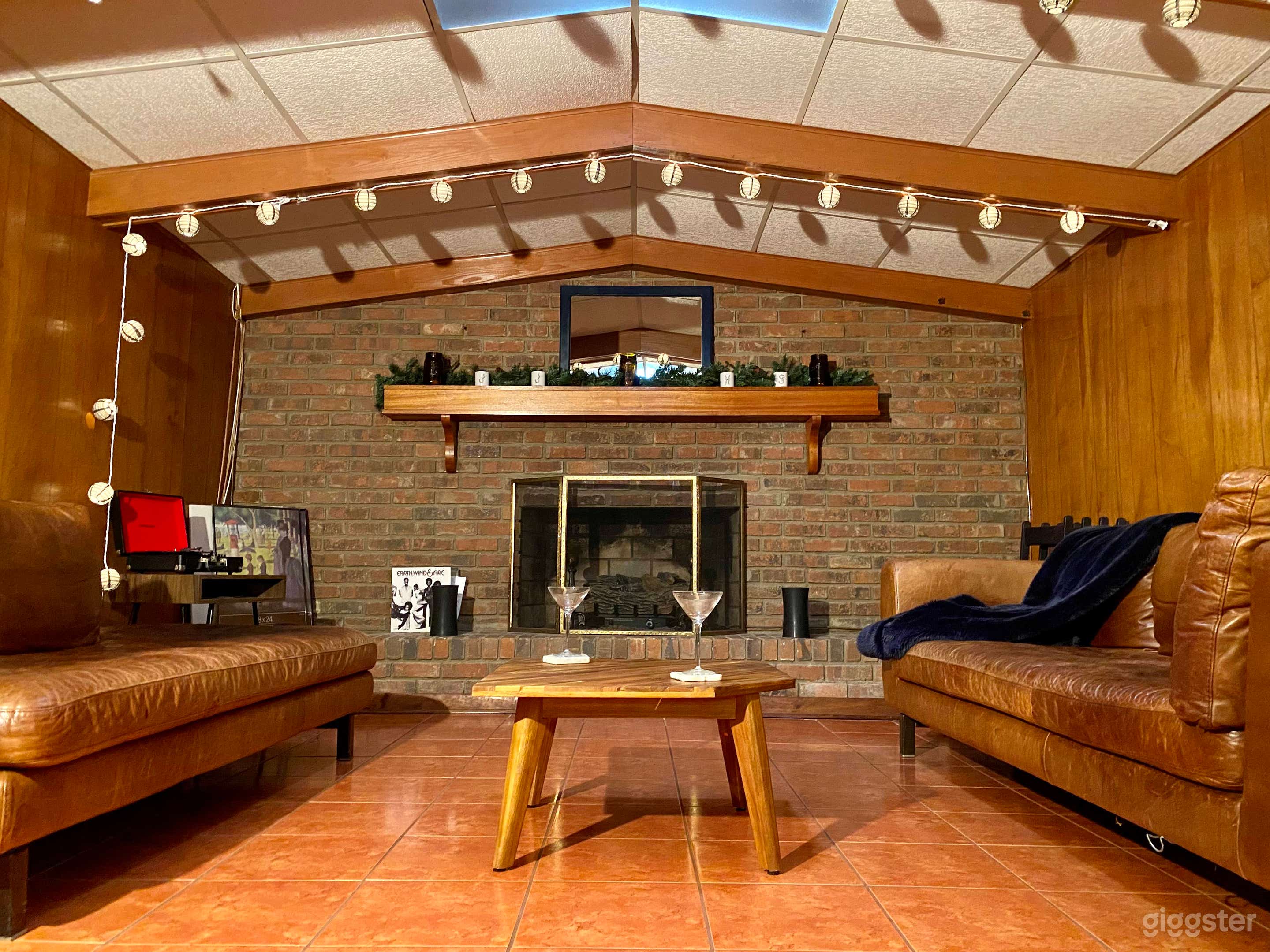 Film + Shoot in a Retro Basement Bar &amp; Lounge in Atlanta Photo 1