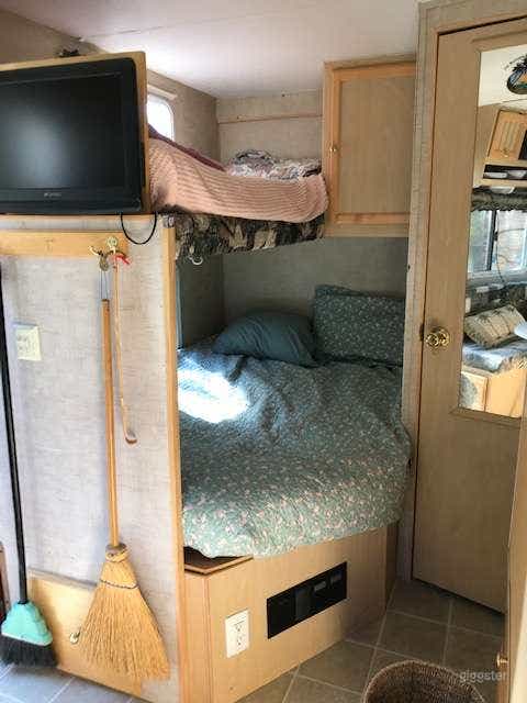 Fully-Furnished Cozy Trailer Van Photo 4