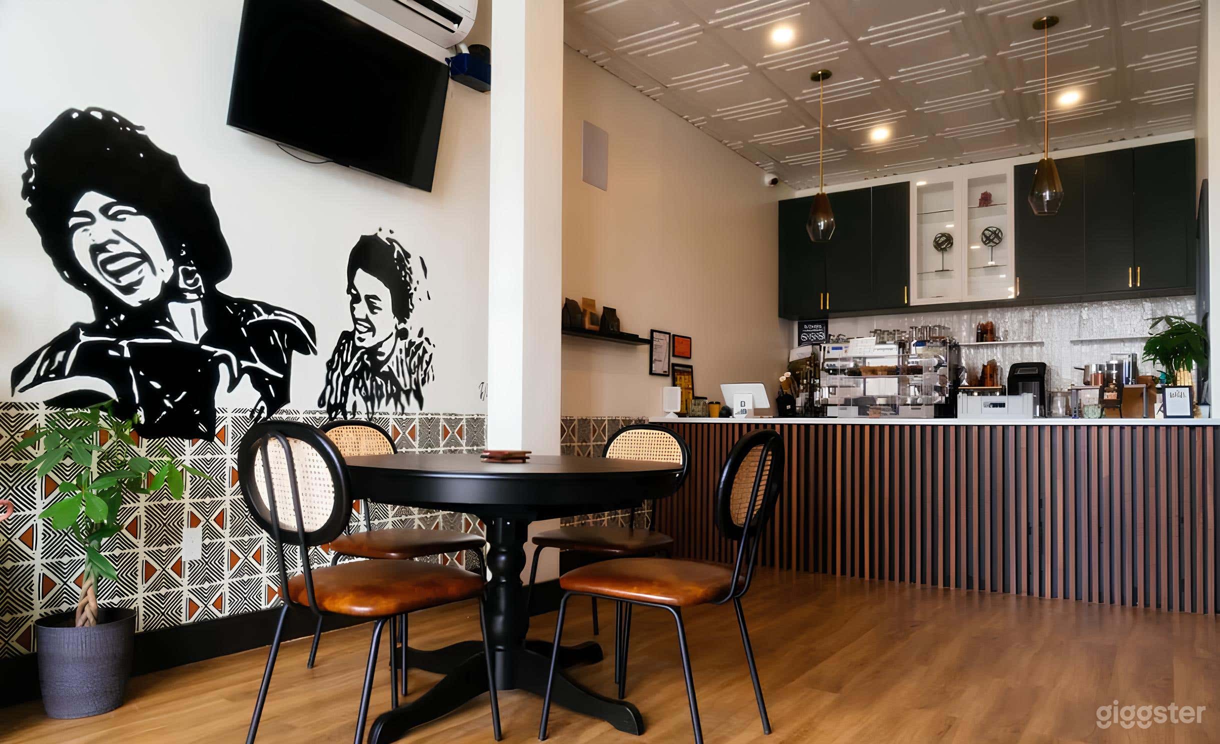 Artsy Uptown Bookstore and Cafe Photo 2