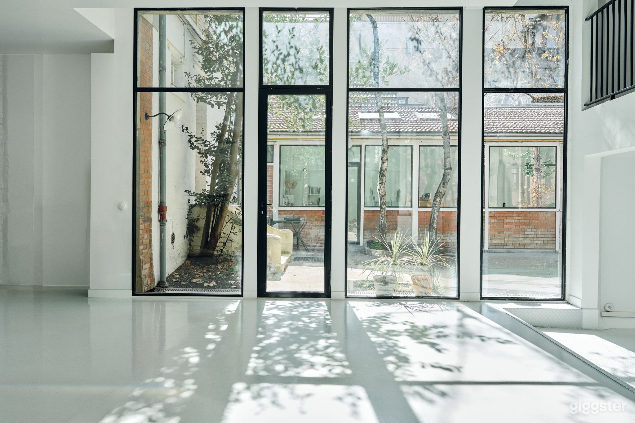 Photo de Studio photo de 150 m2 situé à deux pas de la Porte de Clign 4