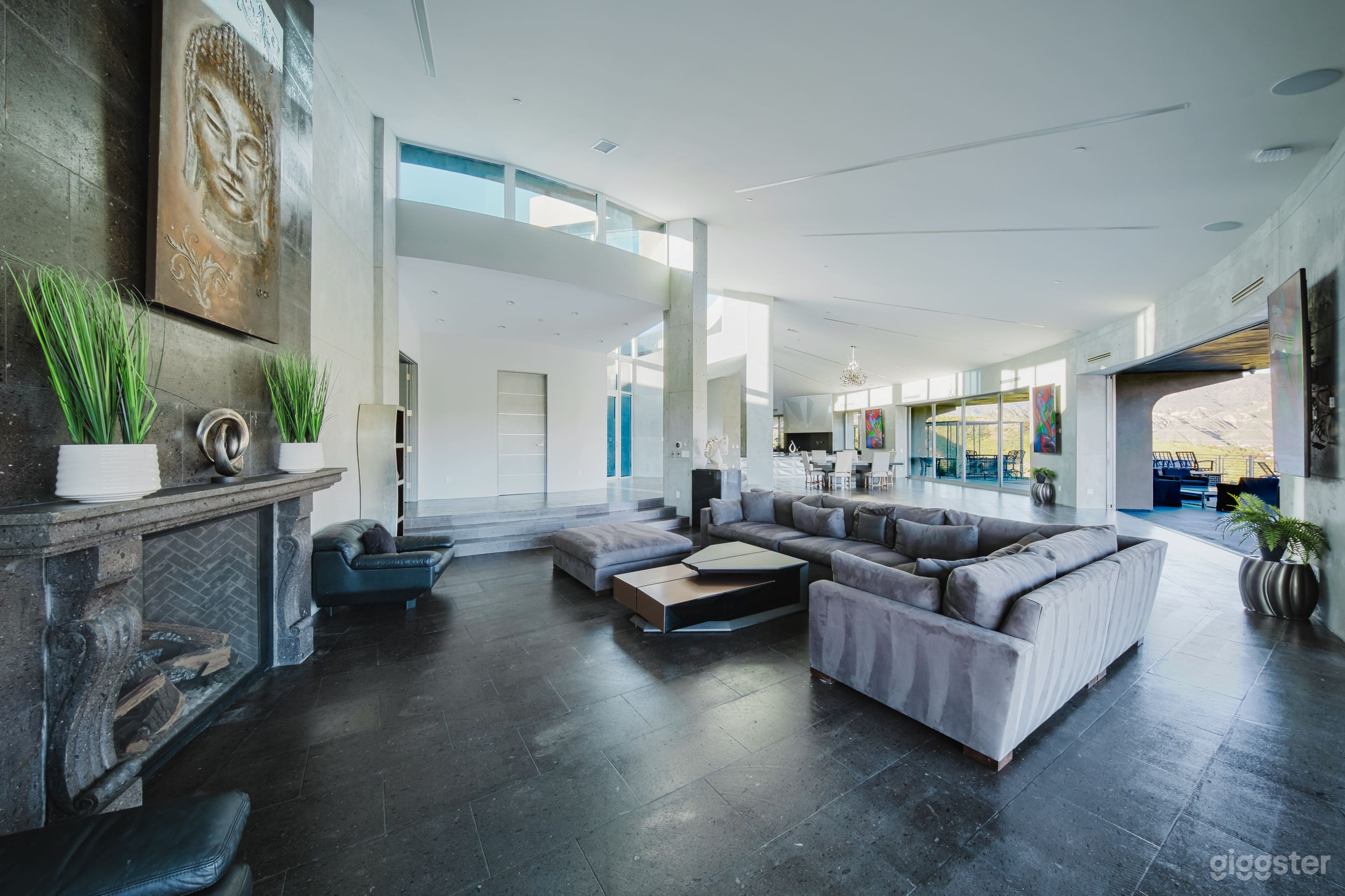 Circular Glass Estate With Sculpture Court Photo 2
