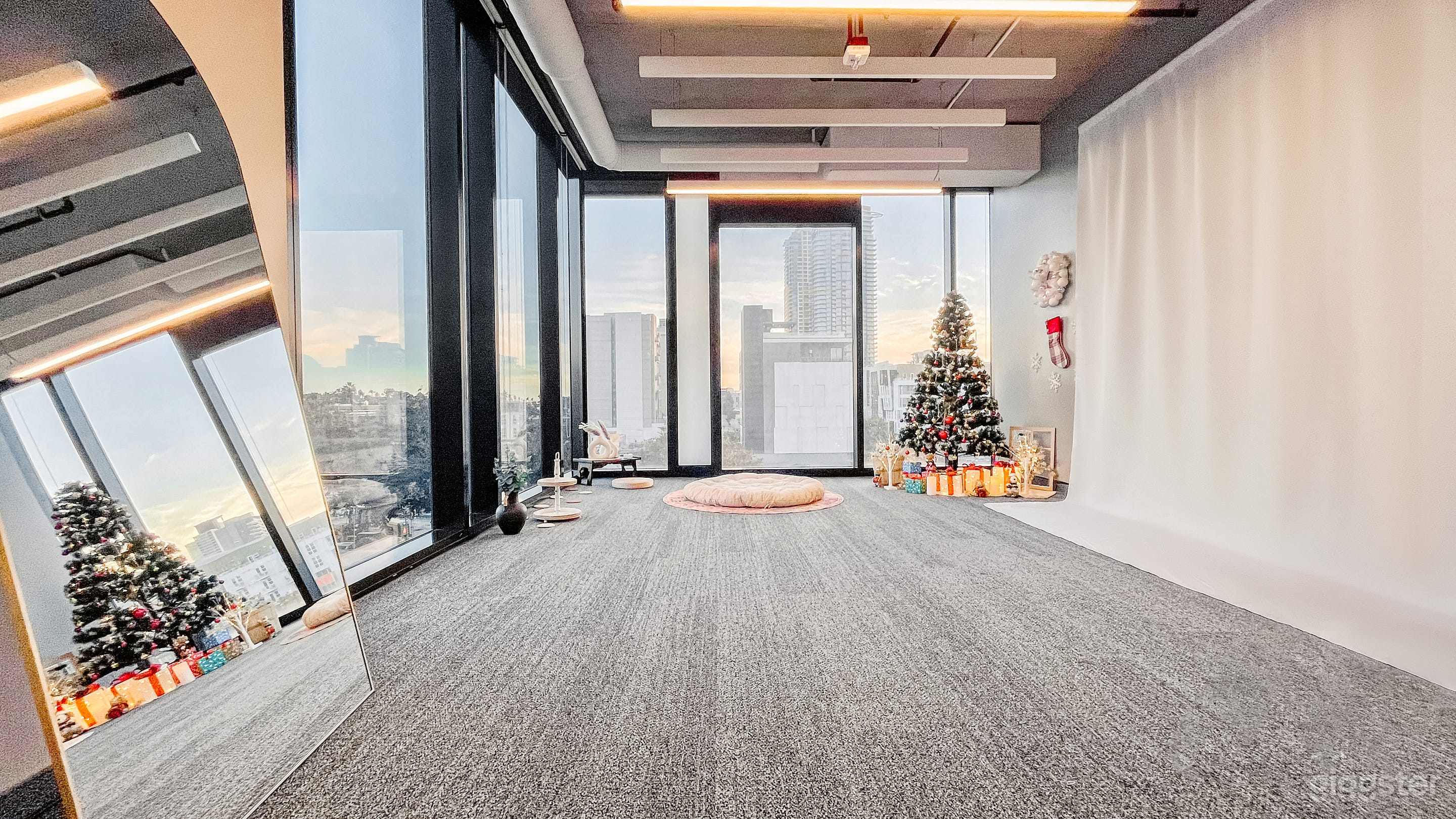 Stunning Panoramic View Studio SD Downtown Photo 1