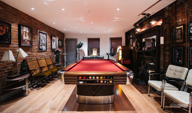  The Pool Room: Original Brunswick 1946 pool table,1950&#x27;s Rock-Ola juke box, 1900s wood mantel fireplace, antique seating, music, art, and Coca Cola memorabilia 