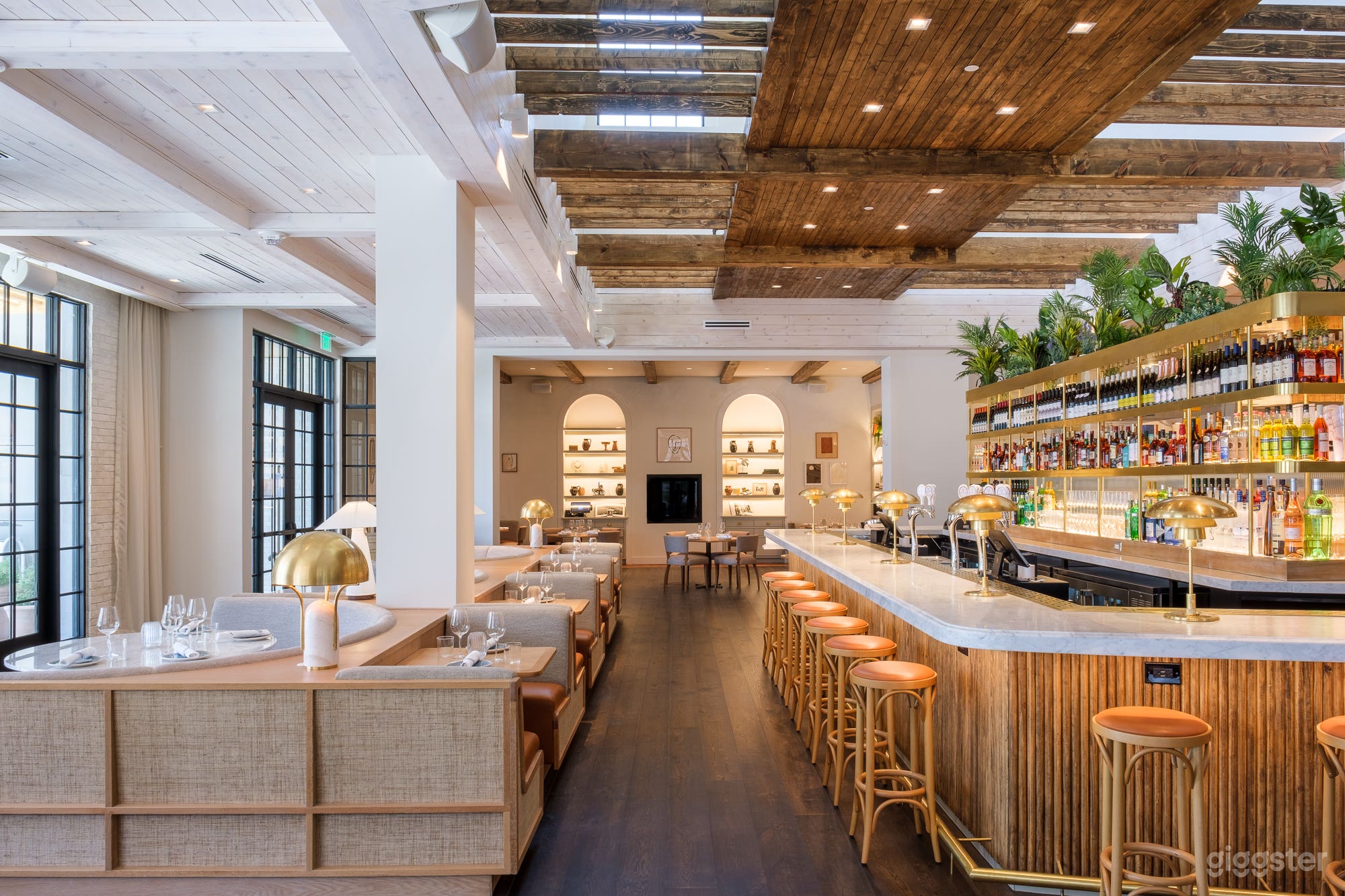 Elegant &amp; Modern French Restaurant Photo 4