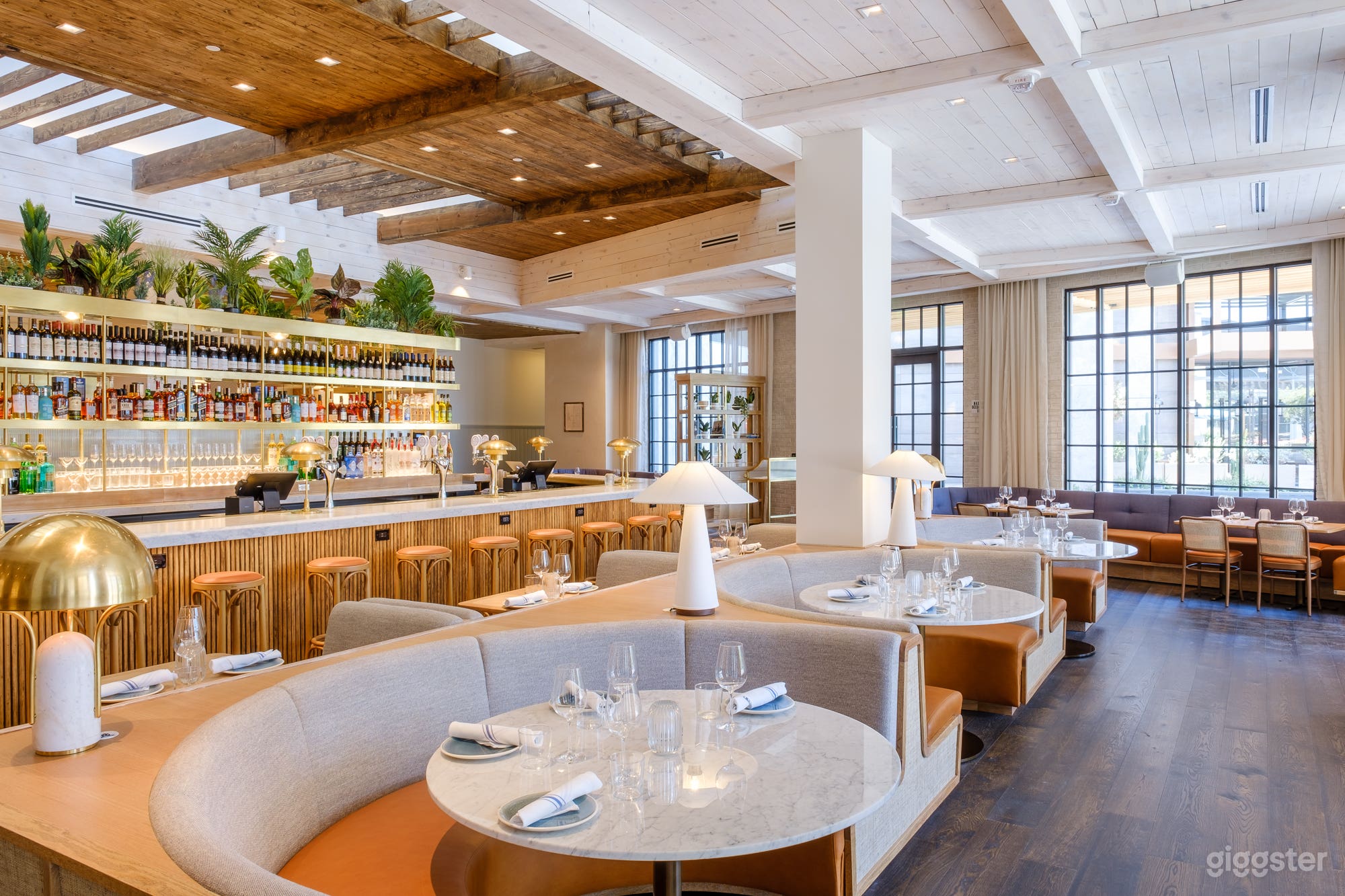 Elegant &amp; Modern French Restaurant Photo 2