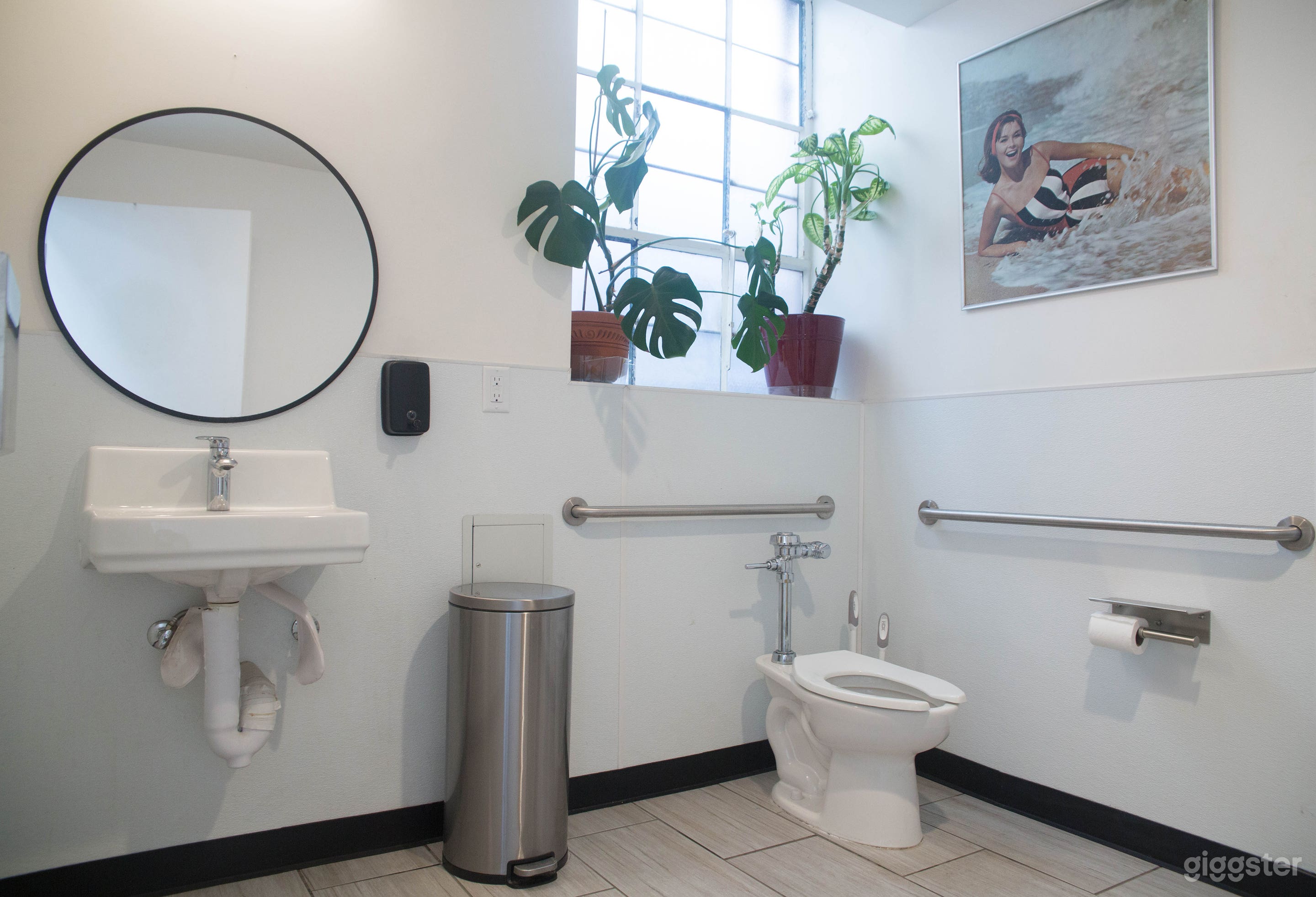 Versatile, Spacious, Naturally Lit Photo Studio Photo 2