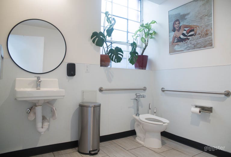  Versatile, Spacious, Naturally Lit Photo Studio 