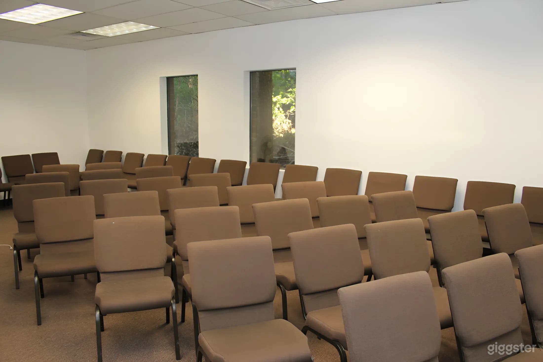 Spacious 10,000 Sq. Ft. Venue with Elegant Decor Photo 3