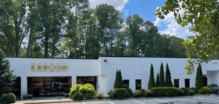  Spacious 10,000 Sq. Ft. Venue with Elegant Decor 