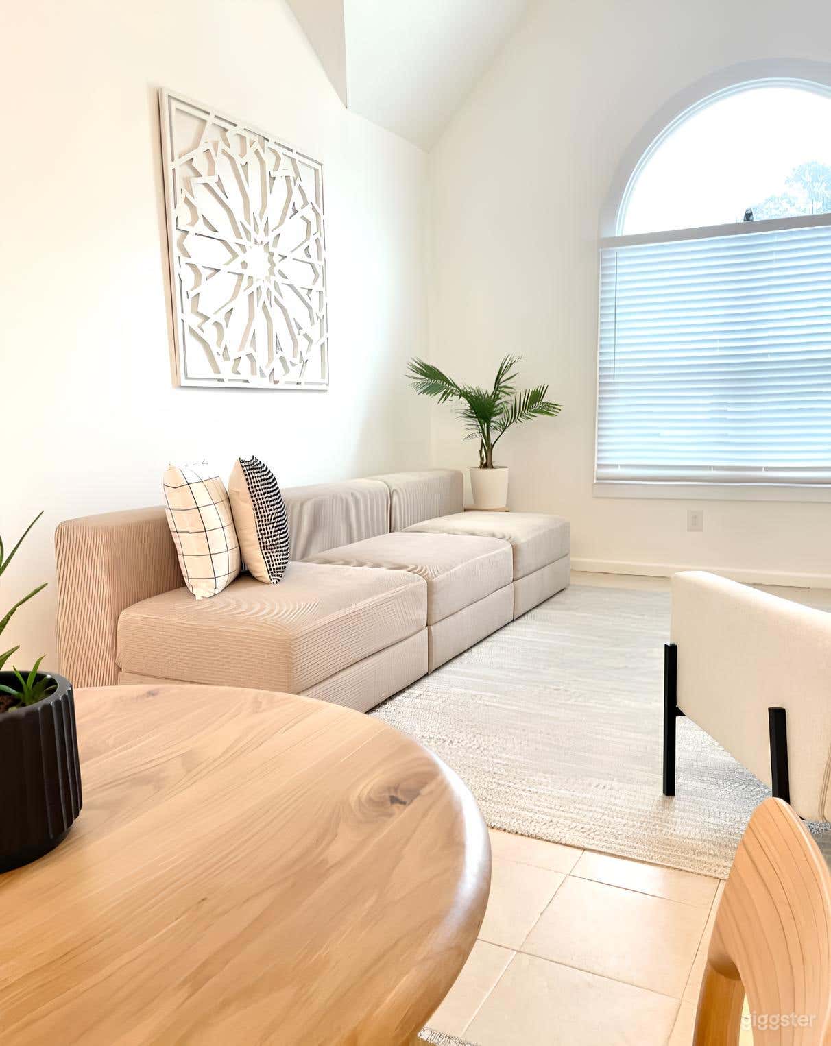 Modern Minimalist Loft Photo 4