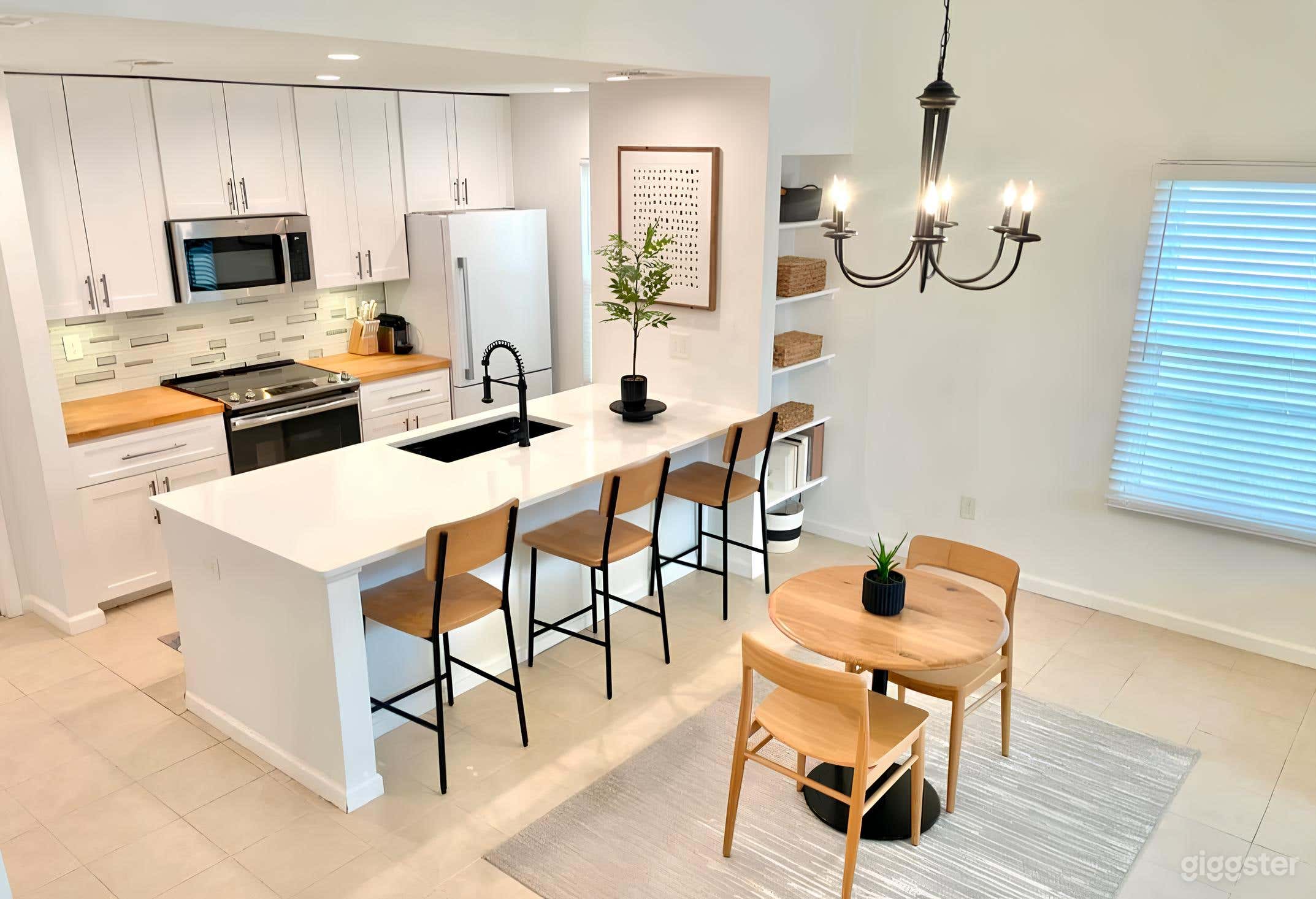 Modern Minimalist Loft Photo 3