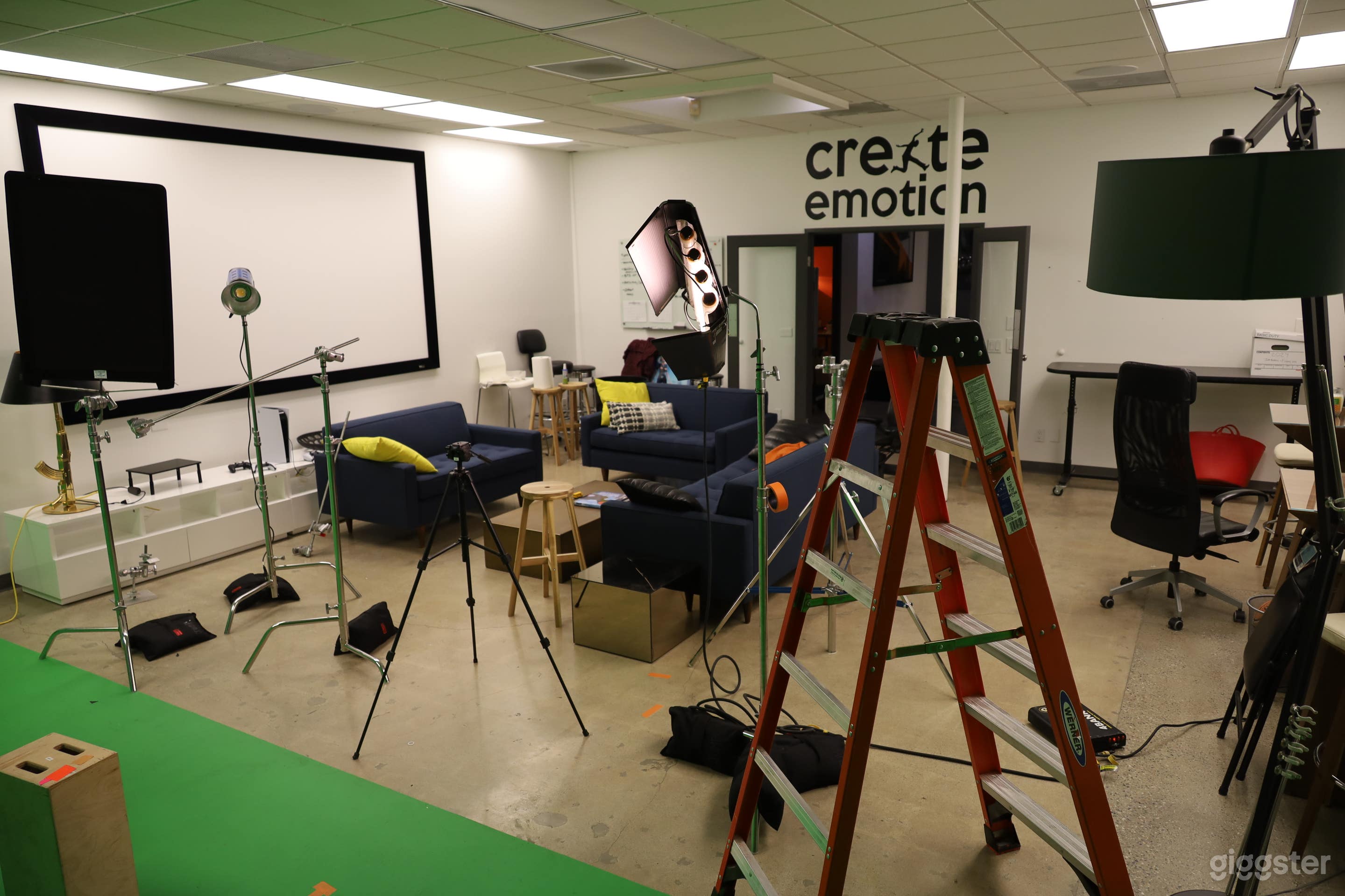 Green Cyc, Content Creation Studio, Equip. Avail. Photo 3