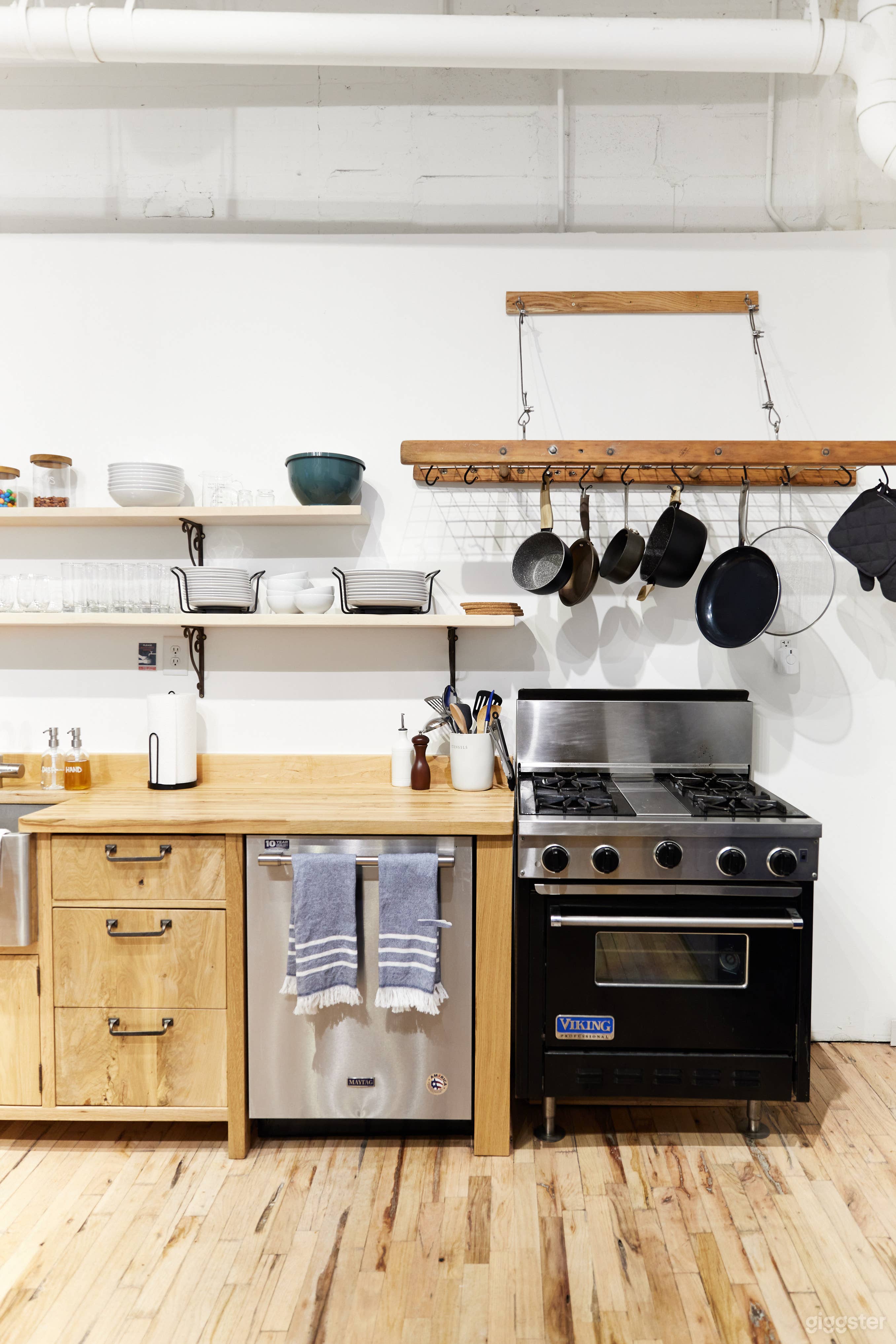 Photo Studio in NE Minneapolis with Kitchen Photo 2