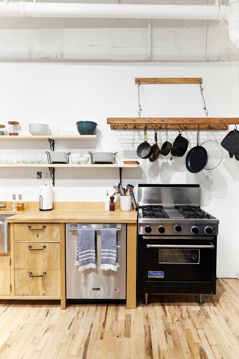  Photo Studio in NE Minneapolis with Kitchen 