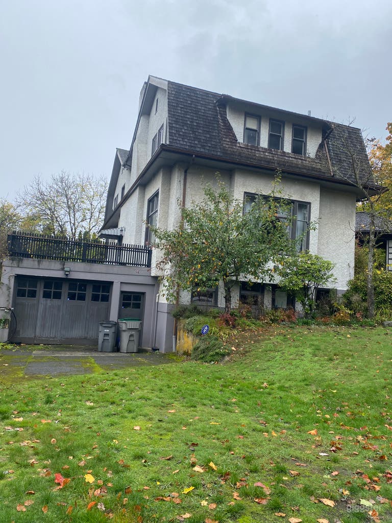  side view of the house 