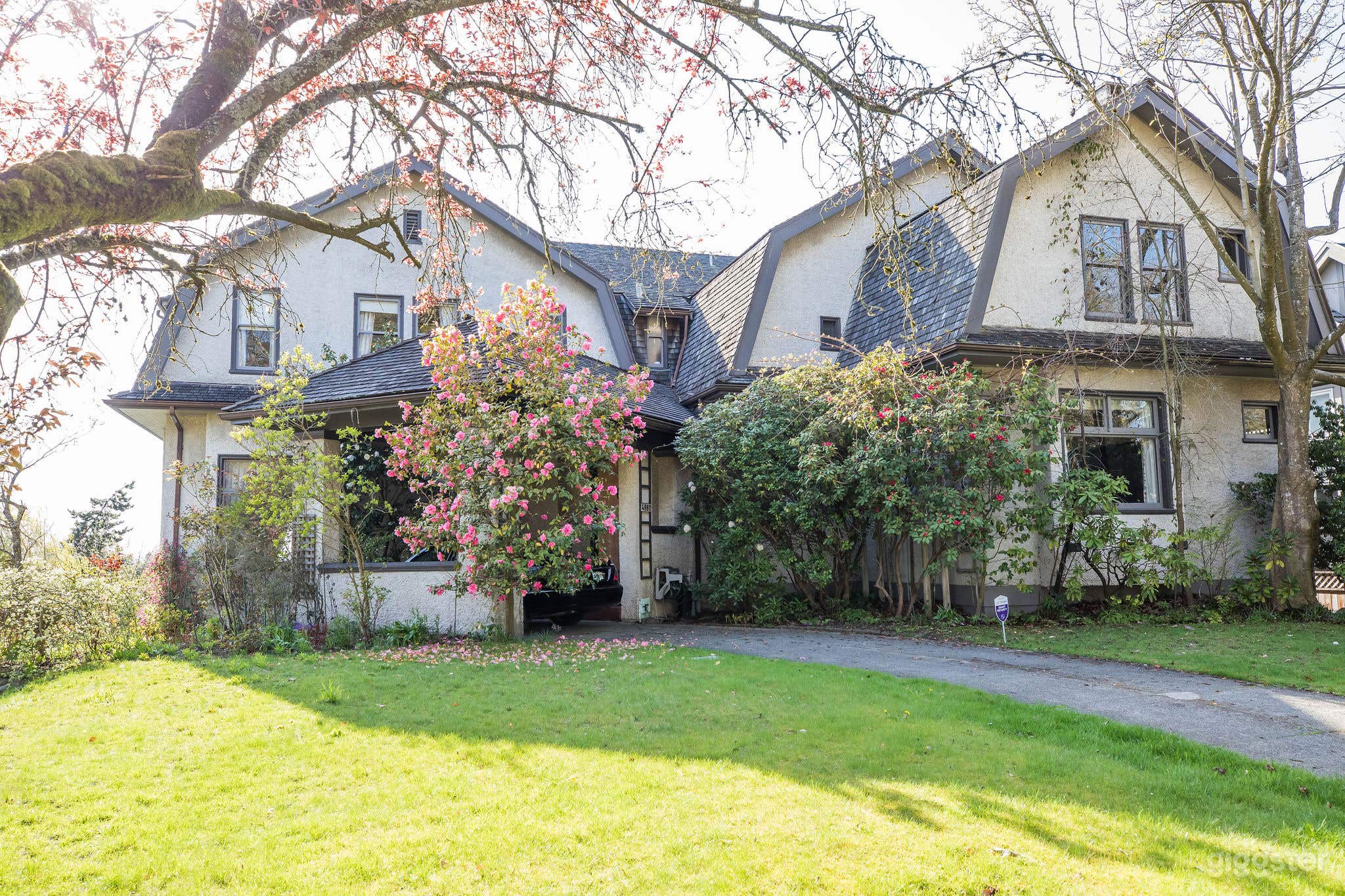 Dutch Colonial Historical Mansion Photo 1