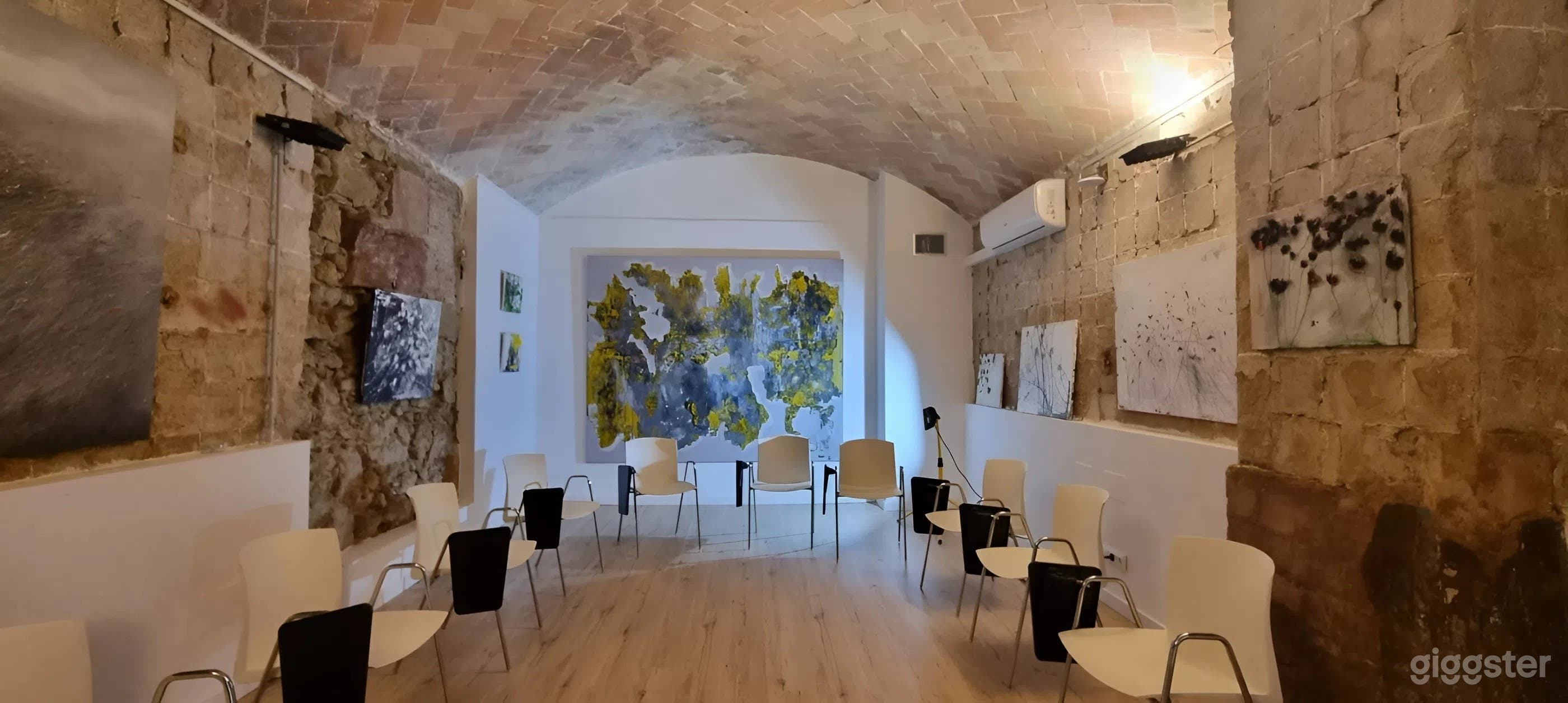 Espacio Multifuncional con Paredes de Piedra y Bóveda Catalana Foto 2