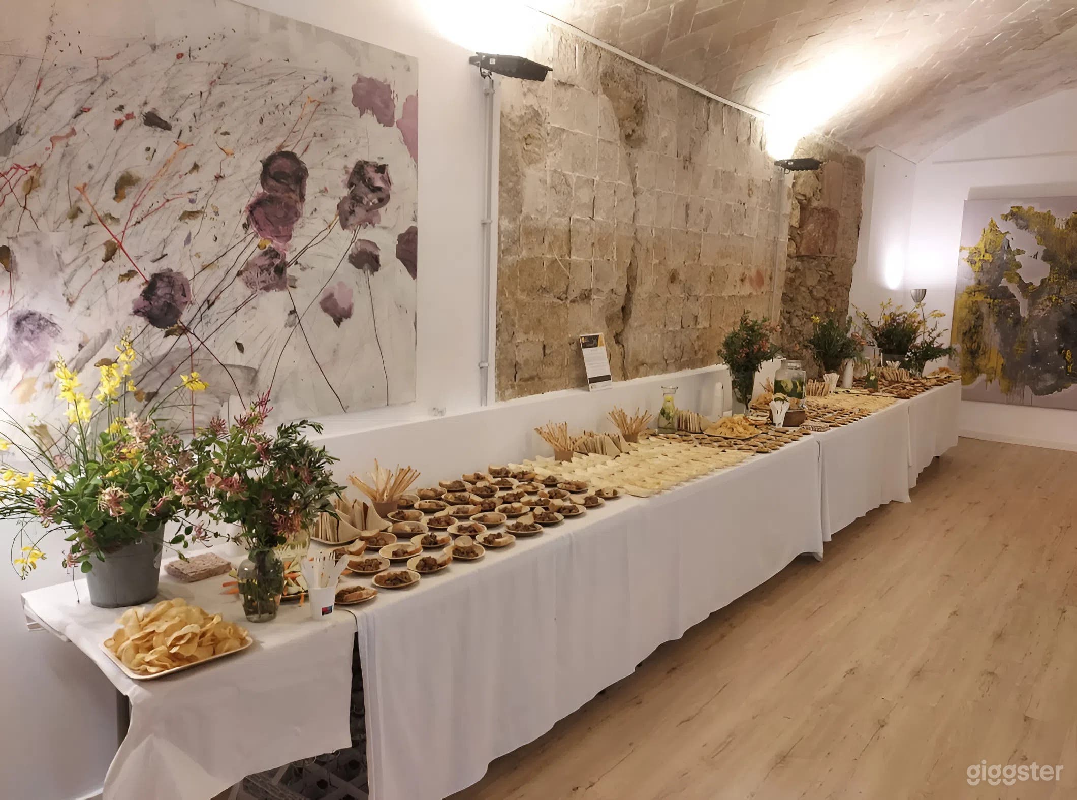 Espacio Multifuncional con Paredes de Piedra y Bóveda Catalana Foto 4